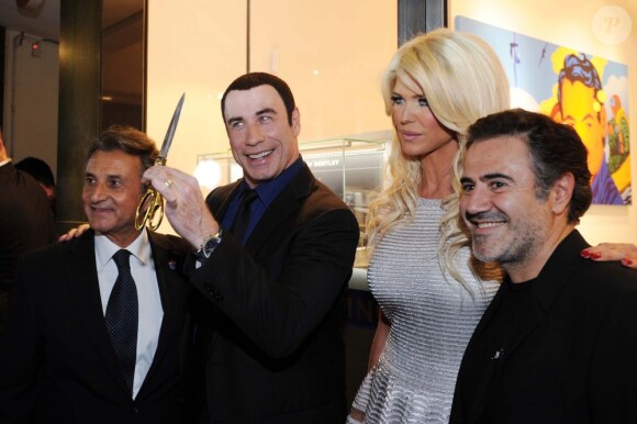 L'inauguration de la boutique Breitling à Paris en octobre 2012 avec André Uzan, directeur général de la marque, John Travolta et José Garcia