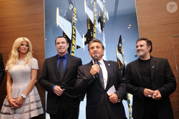 L'inauguration de la boutique Breitling à Paris en octobre 2012 avec Victoria Silvstedt, John Travolta, le directeur général de la marque André Uzan et José Garcia