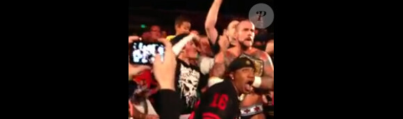 CM Punk, superstar de la WWE, a remis en place un fan un peu trop confiant lors de la soirée Monday Night Raw du 8 octobre 2012 à Sacramento.