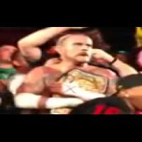 CM Punk : Le champion de la WWE pète les plombs et met un fan K.-O. !