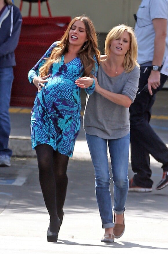 Sofia Vergara enceinte et Julie Bowen sont sur le tournage de la série Modern Family au magasin Costco à Van Nuys, le 9 octobre 2012.