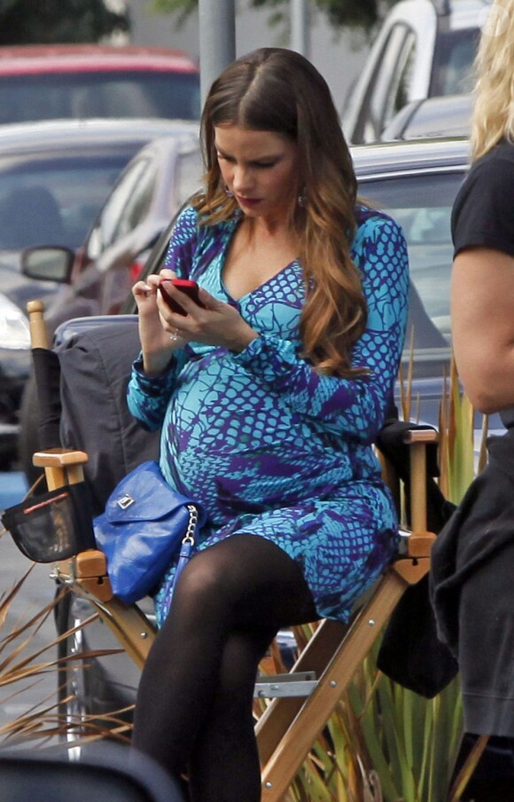Sofia Vergara faussement enceinte et Julie Bowen sur le tournage de la série Modern Family au magasin Costco à Van Nuys, le 9 octobre 2012.