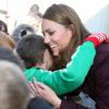 Kate Middleton a fait au jeune Terry Campbell le plaisir d'un câlin, en visite à Newcastle le 10 octobre 2012