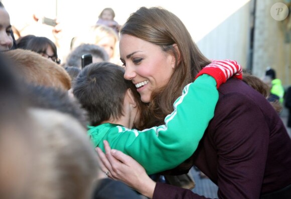 Kate Middleton a fait au jeune Terry Campbell le plaisir d'un câlin, en visite à Newcastle le 10 octobre 2012