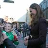Kate Middleton a fait au jeune Terry Campbell le plaisir d'un câlin, en visite à Newcastle le 10 octobre 2012