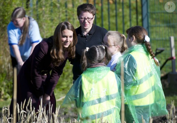 La duchesse Catherine de Cambridge lors de sa visite au jardin botanique Elswick à Newcastle le 10 octobre 2012.