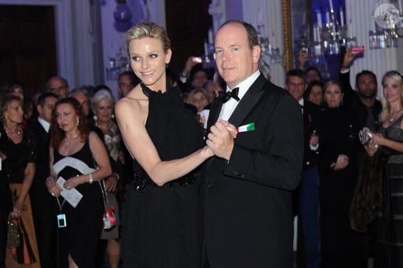 Le prince Albert et la princesse Charlene de Monaco ouvrant le bal, invités d'honneur de la 2e édition du Ballo del Giglio (Bal du Lys), dans la Salle blanche du Palazzo Pitti, à Florence, le 10 octobre 2012.