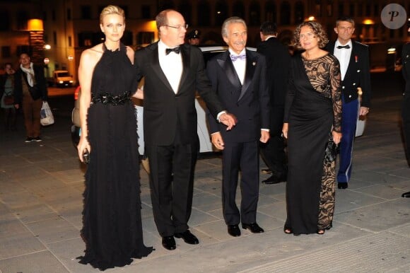 Le prince Albert et la princesse Charlene de Monaco étaient les invités d'honneur de la 2e édition du Ballo del Giglio (Bal du Lys), dans la Salle blanche du Palazzo Pitti, à Florence, le 10 octobre 2012.