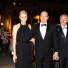 Le prince Albert et son épouse la princesse Charlene de Monaco arrivent à la 2e édition du Ballo del Giglio (Bal du Lys), dans la Salle blanche du Palazzo Pitti, à Florence, le 10 octobre 2012.