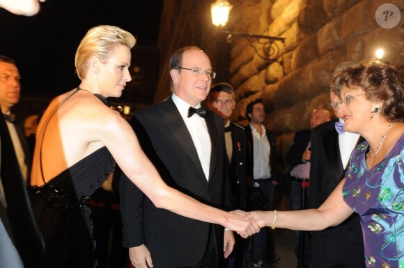 Le prince Albert et la princesse Charlene de Monaco étaient les invités d'honneur de la 2e édition du Ballo del Giglio (Bal du Lys), dans la Salle blanche du Palazzo Pitti, à Florence, le 10 octobre 2012.