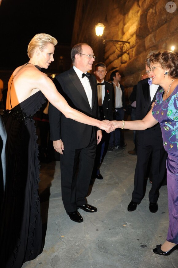 Le prince Albert et la princesse Charlene de Monaco étaient les invités d'honneur de la 2e édition du Ballo del Giglio (Bal du Lys), dans la Salle blanche du Palazzo Pitti, à Florence, le 10 octobre 2012.