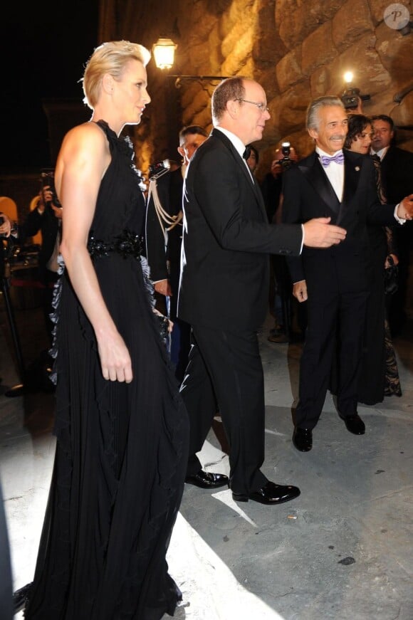 Le prince Albert et la princesse Charlene de Monaco étaient les invités d'honneur de la 2e édition du Ballo del Giglio (Bal du Lys), dans la Salle blanche du Palazzo Pitti, à Florence, le 10 octobre 2012.