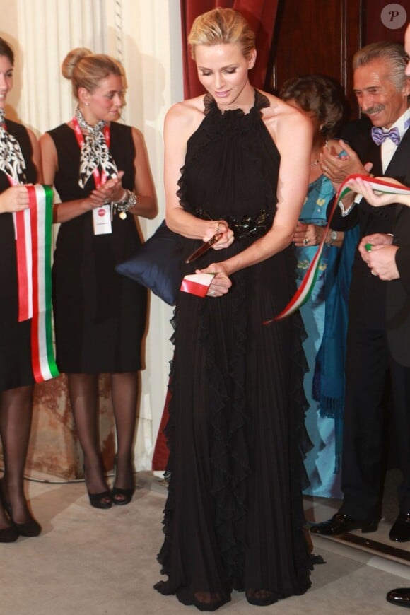 La princesse Charlene a coupé le ruban inaugural de la Salle blanche. Le prince Albert et la princesse Charlene de Monaco étaient les invités d'honneur de la 2e édition du Ballo del Giglio (Bal du Lys), dans la Salle blanche du Palazzo Pitti, à Florence, le 10 octobre 2012.