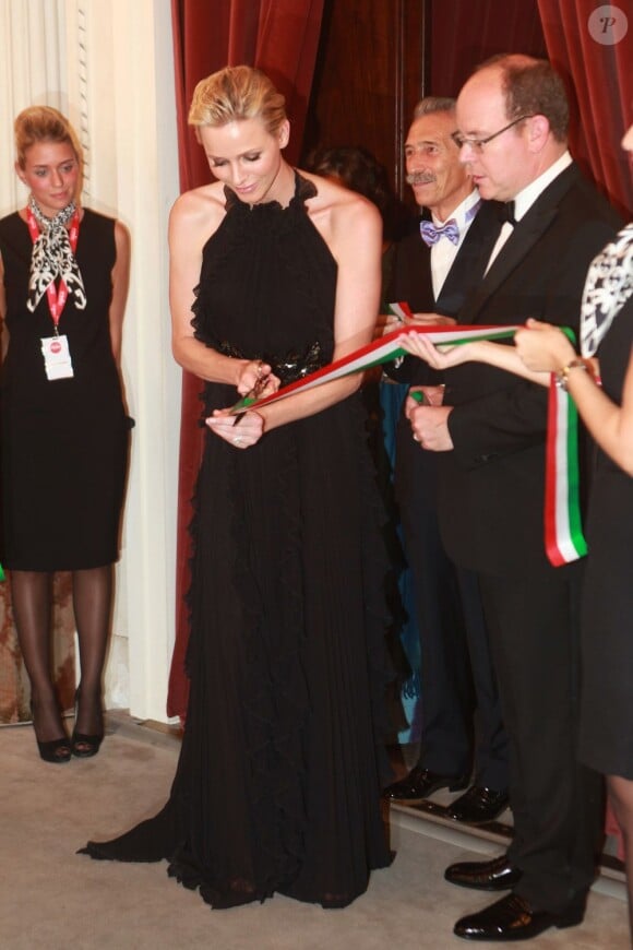 Le prince Albert et la princesse Charlene de Monaco, chargée de couper le ruban inaugural, étaient les invités d'honneur de la 2e édition du Ballo del Giglio (Bal du Lys), dans la Salle blanche du Palazzo Pitti, à Florence, le 10 octobre 2012.