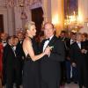 Le prince Albert et la princesse Charlene de Monaco lors de l'ouverture du bal lors de la 2e édition du Ballo del Giglio (Bal du Lys), dans la Salle blanche du Palazzo Pitti, à Florence, le 10 octobre 2012.