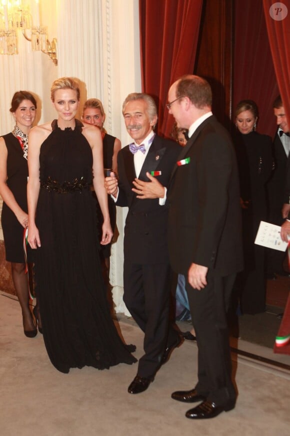 Le prince Albert et la princesse Charlene de Monaco étaient les invités d'honneur de la 2e édition du Ballo del Giglio (Bal du Lys), dans la Salle blanche du Palazzo Pitti, à Florence, le 10 octobre 2012.