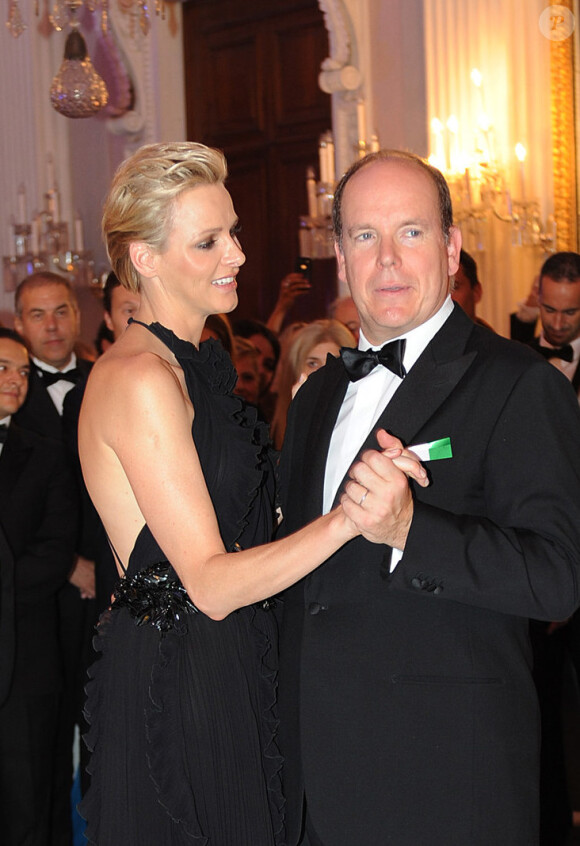Le prince Albert et la princesse Charlene de Monaco, qui ont ouvert le bal, étaient les invités d'honneur de la 2e édition du Ballo del Giglio (Bal du Lys), dans la Salle blanche du Palazzo Pitti, à Florence, le 10 octobre 2012.
