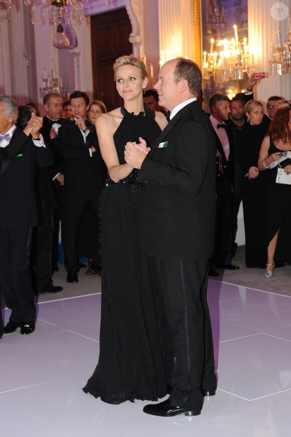 Le prince Albert et la princesse Charlene de Monaco étaient les invités d'honneur de la 2e édition du Ballo del Giglio (Bal du Lys), dans la Salle blanche du Palazzo Pitti, à Florence, le 10 octobre 2012.