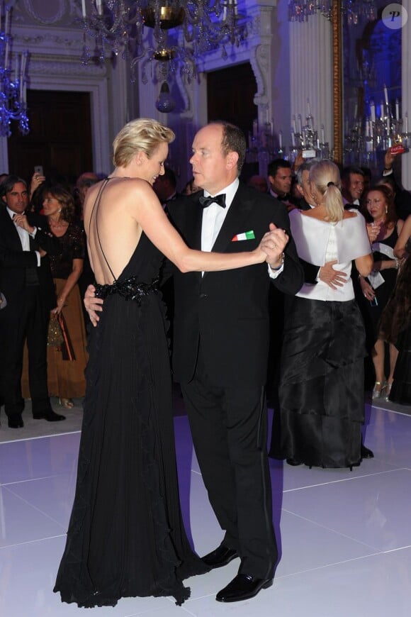 Le prince Albert et la princesse Charlene de Monaco étaient les invités d'honneur de la 2e édition du Ballo del Giglio (Bal du Lys), dans la Salle blanche du Palazzo Pitti, à Florence, le 10 octobre 2012.