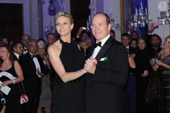 Le prince Albert et la princesse Charlene de Monaco étaient les invités d'honneur de la 2e édition du Ballo del Giglio (Bal du Lys), dans la Salle blanche du Palazzo Pitti, à Florence, le 10 octobre 2012.