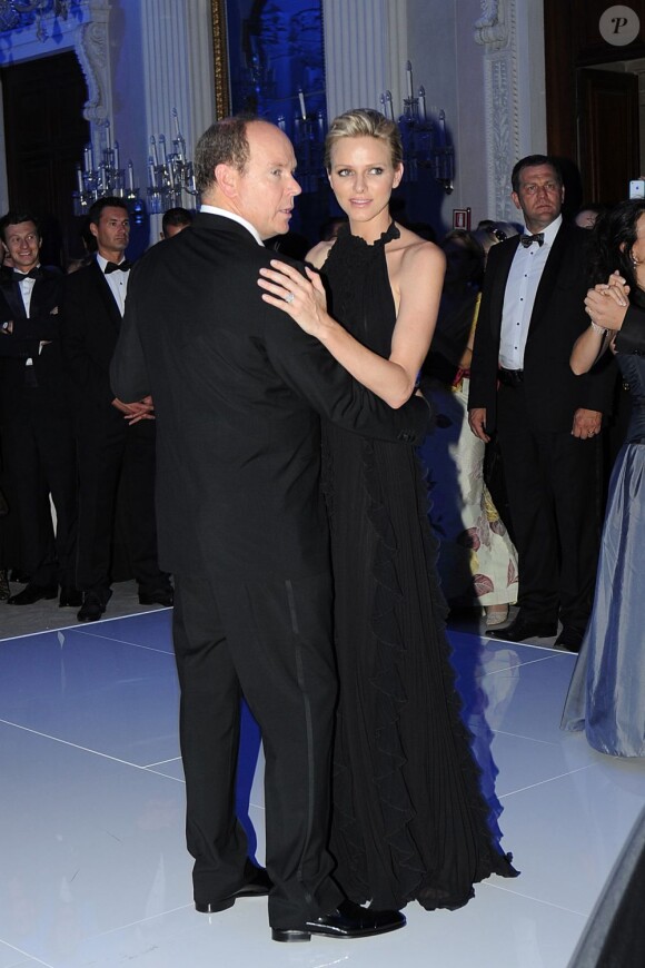 Le prince Albert et la princesse Charlene de Monaco étaient les invités d'honneur de la 2e édition du Ballo del Giglio (Bal du Lys), dans la Salle blanche du Palazzo Pitti, à Florence, le 10 octobre 2012.