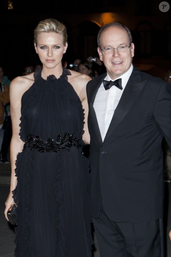 Le prince Albert II de Monaco et la princesse Charlene étaient les invités d'honneur de la 2e édition du Ballo del Giglio (Bal du Lys), dans la Salle blanche du Palazzo Pitti, à Florence, le 10 octobre 2012.