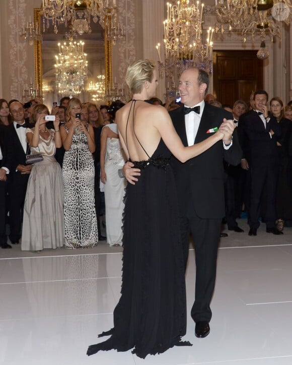 Le prince Albert II de Monaco et la princesse Charlene étaient les invités d'honneur de la 2e édition du Ballo del Giglio (Bal du Lys), dans la Salle blanche du Palazzo Pitti, à Florence, le 10 octobre 2012.