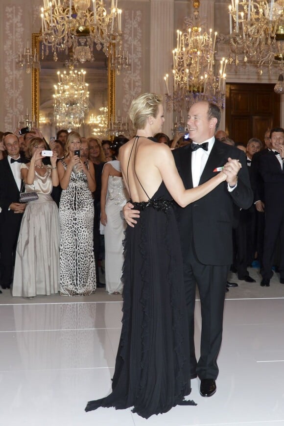 Le prince Albert II de Monaco et la princesse Charlene étaient les invités d'honneur de la 2e édition du Ballo del Giglio (Bal du Lys), dans la Salle blanche du Palazzo Pitti, à Florence, le 10 octobre 2012.