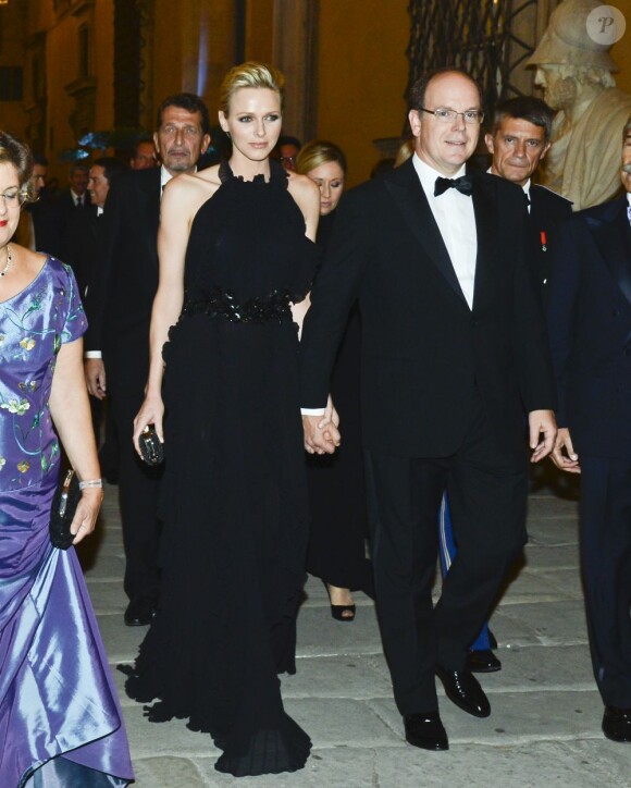 Le prince Albert II de Monaco et la princesse Charlene étaient les invités d'honneur de la 2e édition du Ballo del Giglio (Bal du Lys), dans la Salle blanche du Palazzo Pitti, à Florence, le 10 octobre 2012.