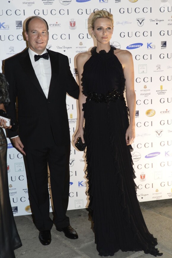 Le prince Albert II de Monaco et la princesse Charlene étaient les invités d'honneur de la 2e édition du Ballo del Giglio (Bal du Lys), dans la Salle blanche du Palazzo Pitti, à Florence, le 10 octobre 2012.