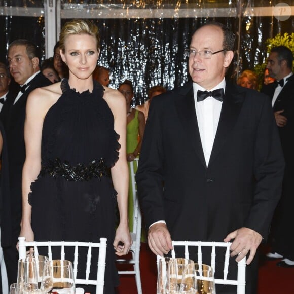 Le prince Albert II de Monaco et la princesse Charlene étaient les invités d'honneur de la 2e édition du Ballo del Giglio (Bal du Lys), dans la Salle blanche du Palazzo Pitti, à Florence, le 10 octobre 2012.