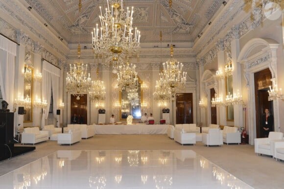 La Salle blanche du Palazzo Pitti. Le prince Albert II de Monaco et la princesse Charlene étaient les invités d'honneur de la 2e édition du Ballo del Giglio (Bal du Lys), dans la Salle blanche du Palazzo Pitti, à Florence, le 10 octobre 2012.