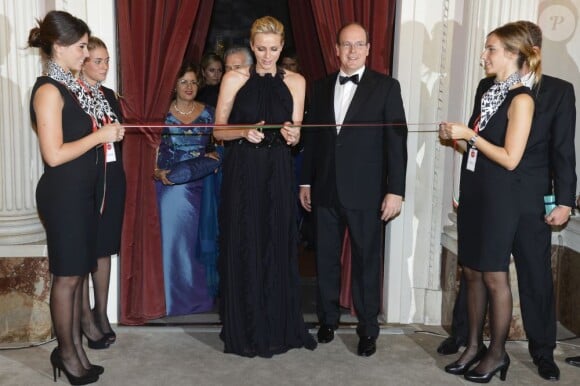 Le prince Albert II de Monaco et la princesse Charlene étaient les invités d'honneur de la 2e édition du Ballo del Giglio (Bal du Lys), dans la Salle blanche du Palazzo Pitti, à Florence, le 10 octobre 2012.