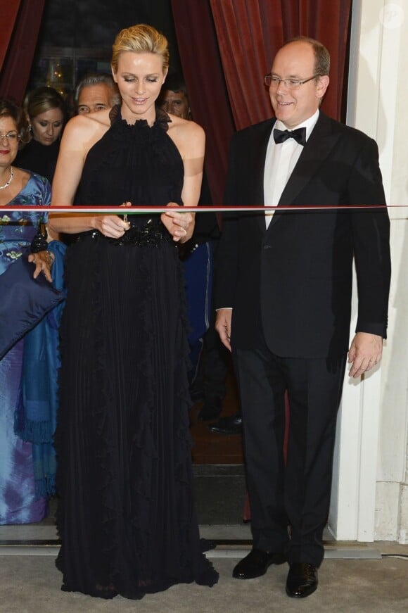 Le prince Albert II de Monaco et la princesse Charlene étaient les invités d'honneur de la 2e édition du Ballo del Giglio (Bal du Lys), dans la Salle blanche du Palazzo Pitti, à Florence, le 10 octobre 2012.