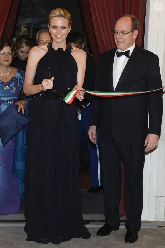 Le prince Albert II de Monaco et la princesse Charlene étaient les invités d'honneur de la 2e édition du Ballo del Giglio (Bal du Lys), dans la Salle blanche du Palazzo Pitti, à Florence, le 10 octobre 2012.