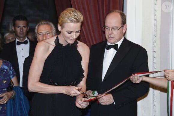 Le prince Albert II de Monaco et la princesse Charlene étaient les invités d'honneur de la 2e édition du Ballo del Giglio (Bal du Lys), dans la Salle blanche du Palazzo Pitti, à Florence, le 10 octobre 2012.