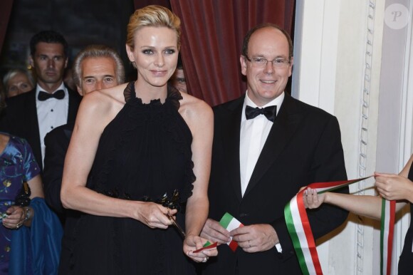 Le prince Albert II de Monaco et la princesse Charlene étaient les invités d'honneur de la 2e édition du Ballo del Giglio (Bal du Lys), dans la Salle blanche du Palazzo Pitti, à Florence, le 10 octobre 2012.