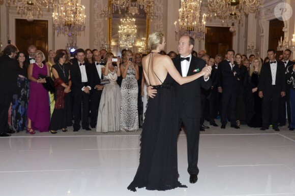 Albert et Charlene ont amoureusement ouvert le bal avec la grâce et l'expertise dont ils sont coutumiers. Le prince Albert II de Monaco et la princesse Charlene étaient les invités d'honneur de la 2e édition du Ballo del Giglio (Bal du Lys), dans la Salle blanche du Palazzo Pitti, à Florence, le 10 octobre 2012.