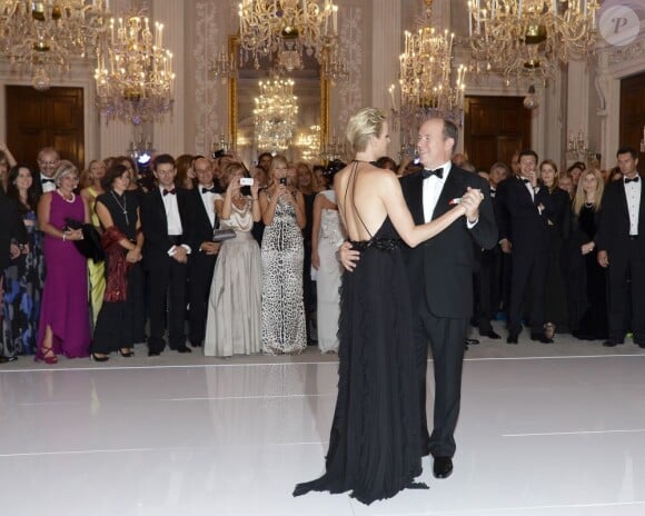 Albert et Charlene ont amoureusement ouvert le bal avec la grâce et l'expertise dont ils sont coutumiers. Le prince Albert II de Monaco et la princesse Charlene étaient les invités d'honneur de la 2e édition du Ballo del Giglio (Bal du Lys), dans la Salle blanche du Palazzo Pitti, à Florence, le 10 octobre 2012.