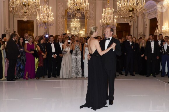 Albert et Charlene ont amoureusement ouvert le bal avec la grâce et l'expertise dont ils sont coutumiers. Le prince Albert II de Monaco et la princesse Charlene étaient les invités d'honneur de la 2e édition du Ballo del Giglio (Bal du Lys), dans la Salle blanche du Palazzo Pitti, à Florence, le 10 octobre 2012.