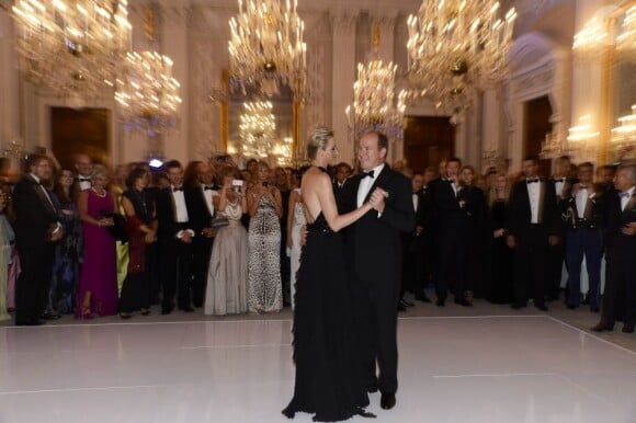 Albert et Charlene ont amoureusement ouvert le bal avec la grâce et l'expertise dont ils sont coutumiers. Le prince Albert II de Monaco et la princesse Charlene étaient les invités d'honneur de la 2e édition du Ballo del Giglio (Bal du Lys), dans la Salle blanche du Palazzo Pitti, à Florence, le 10 octobre 2012.