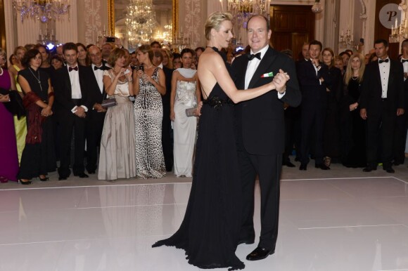 Albert et Charlene ont ouvert le bal magnifiquement. Le prince Albert II de Monaco et la princesse Charlene étaient les invités d'honneur de la 2e édition du Ballo del Giglio (Bal du Lys), dans la Salle blanche du Palazzo Pitti, à Florence, le 10 octobre 2012.