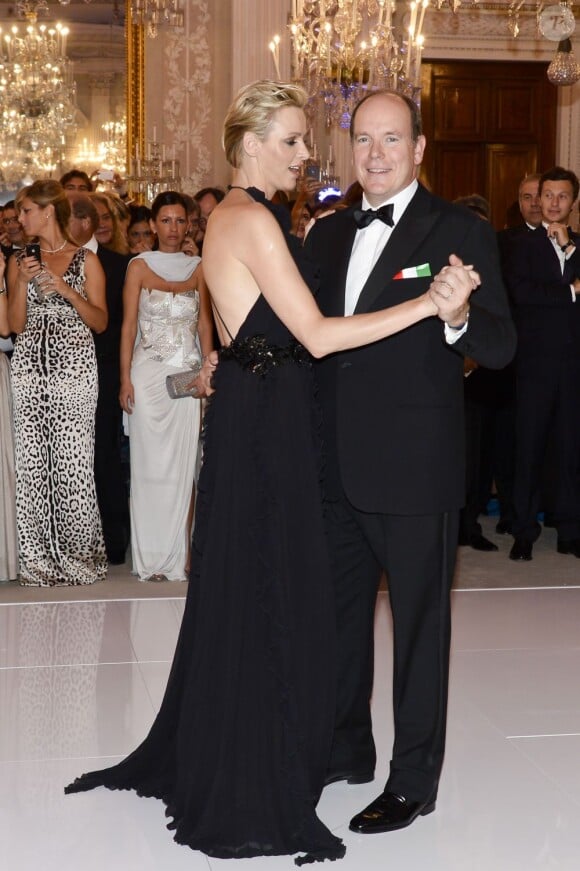 Albert et Charlene ont amoureusement ouvert le bal avec la grâce et l'expertise dont ils sont coutumiers. Le prince Albert II de Monaco et la princesse Charlene étaient les invités d'honneur de la 2e édition du Ballo del Giglio (Bal du Lys), dans la Salle blanche du Palazzo Pitti, à Florence, le 10 octobre 2012.