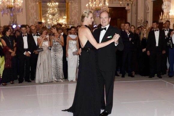 Albert et Charlene ont amoureusement ouvert le bal avec la grâce et l'expertise dont ils sont coutumiers. Le prince Albert II de Monaco et la princesse Charlene étaient les invités d'honneur de la 2e édition du Ballo del Giglio (Bal du Lys), dans la Salle blanche du Palazzo Pitti, à Florence, le 10 octobre 2012.