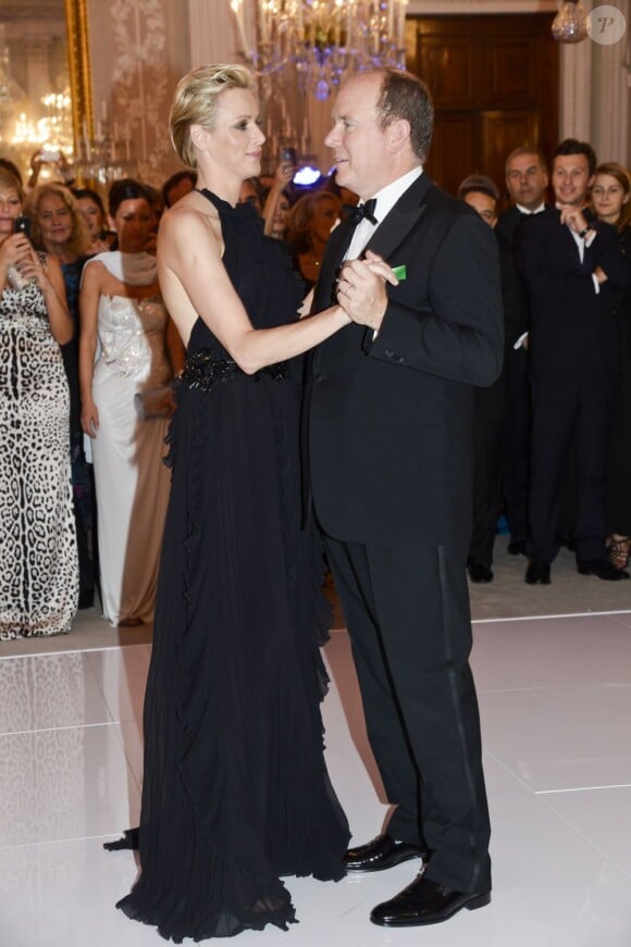 Albert et Charlene ont amoureusement ouvert le bal avec la grâce et l'expertise dont ils sont coutumiers. Le prince Albert II de Monaco et la princesse Charlene étaient les invités d'honneur de la 2e édition du Ballo del Giglio (Bal du Lys), dans la Salle blanche du Palazzo Pitti, à Florence, le 10 octobre 2012.