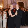 Albert et Charlene ont amoureusement ouvert le bal avec la grâce et l'expertise dont ils sont coutumiers. Le prince Albert II de Monaco et la princesse Charlene étaient les invités d'honneur de la 2e édition du Ballo del Giglio (Bal du Lys), dans la Salle blanche du Palazzo Pitti, à Florence, le 10 octobre 2012.