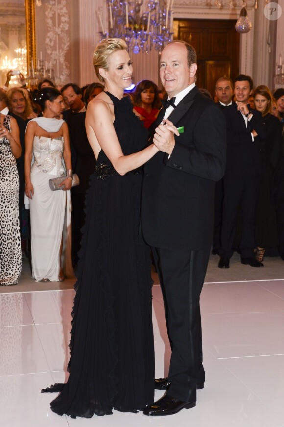 Albert et Charlene ont amoureusement ouvert le bal avec la grâce et l'expertise dont ils sont coutumiers. Le prince Albert II de Monaco et la princesse Charlene étaient les invités d'honneur de la 2e édition du Ballo del Giglio (Bal du Lys), dans la Salle blanche du Palazzo Pitti, à Florence, le 10 octobre 2012.