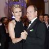 Albert et Charlene ont amoureusement ouvert le bal avec la grâce et l'expertise dont ils sont coutumiers. Le prince Albert II de Monaco et la princesse Charlene étaient les invités d'honneur de la 2e édition du Ballo del Giglio (Bal du Lys), dans la Salle blanche du Palazzo Pitti, à Florence, le 10 octobre 2012.
