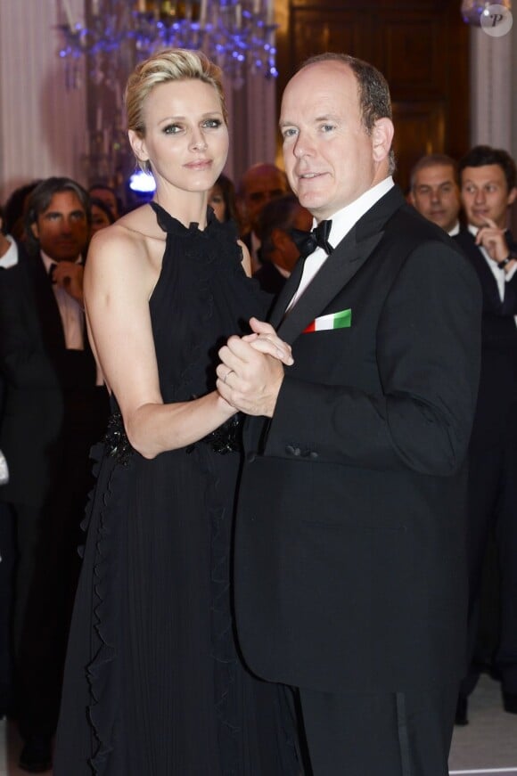 Albert et Charlene ont amoureusement ouvert le bal avec la grâce et l'expertise dont ils sont coutumiers. Le prince Albert II de Monaco et la princesse Charlene étaient les invités d'honneur de la 2e édition du Ballo del Giglio (Bal du Lys), dans la Salle blanche du Palazzo Pitti, à Florence, le 10 octobre 2012.