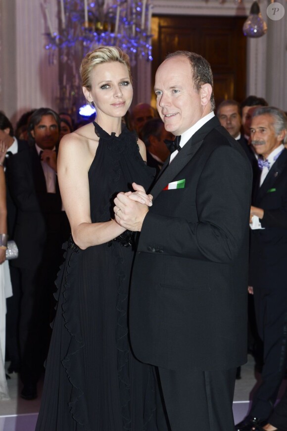 Albert et Charlene ont amoureusement ouvert le bal avec la grâce et l'expertise dont ils sont coutumiers. Le prince Albert II de Monaco et la princesse Charlene étaient les invités d'honneur de la 2e édition du Ballo del Giglio (Bal du Lys), dans la Salle blanche du Palazzo Pitti, à Florence, le 10 octobre 2012.